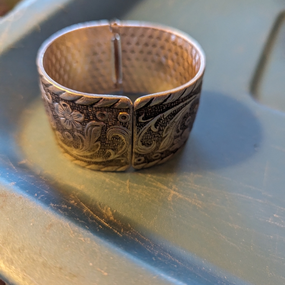Clasp bracelet